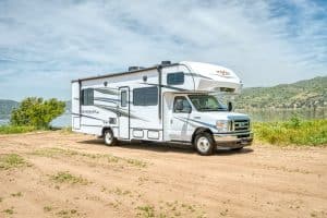 Mighty Class C Large camper met gesloten luifel en zijdeur