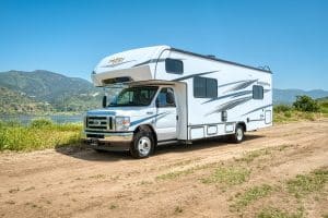 Volledig zijaanzicht van de Mighty Class C Large camper