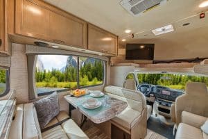 Cockpit van de Mighty Class C Large met bovenbed en tv boven de cabine