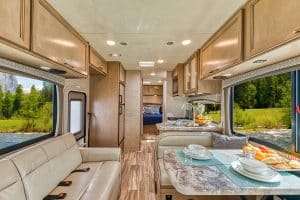 Zithoek en eethoek in de Mighty Class C Large camper met keuken en grote ramen