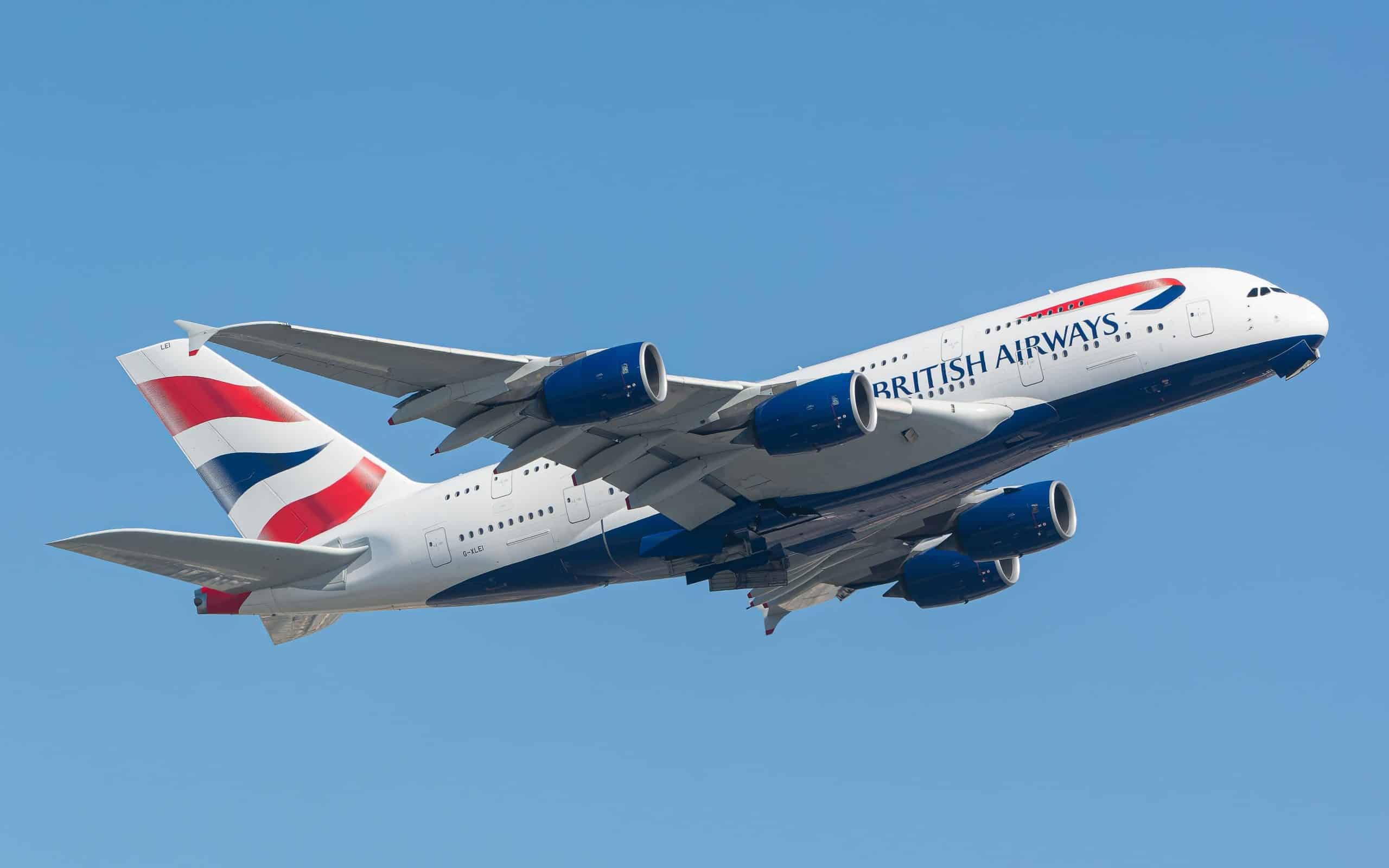 British Airways A380 vliegtuig stijgend in blauwe lucht