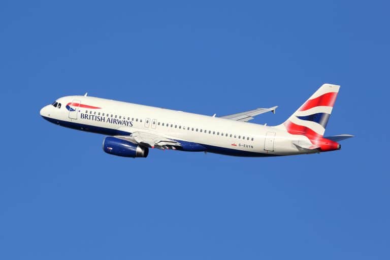 British Airways vliegtuig in de lucht boven blauwe hemel