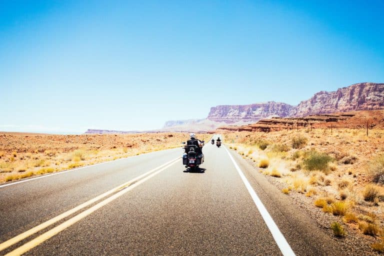 Motorrijders op weg in Monument Valley Arizona