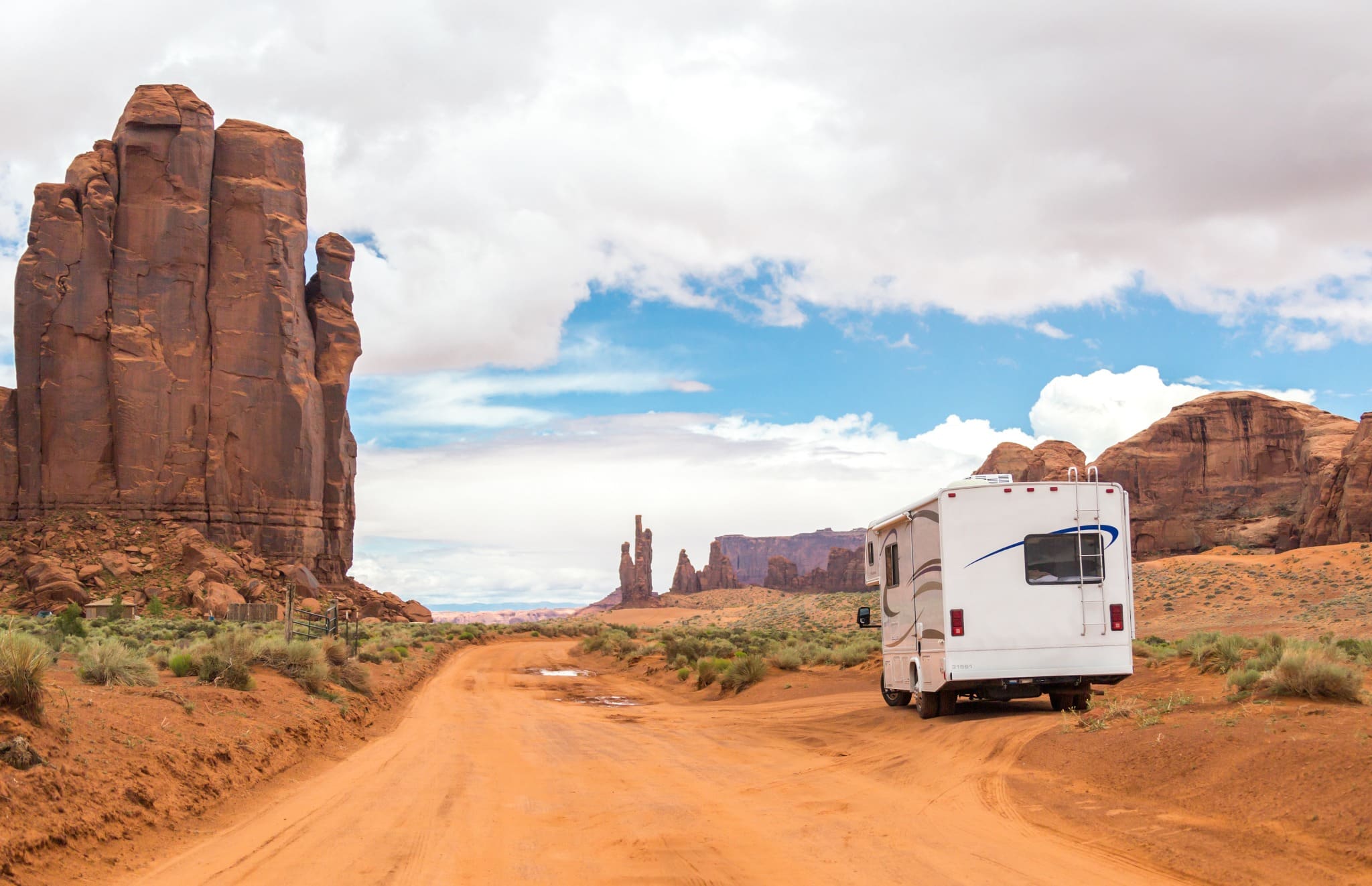 Afkoop Eigen Risico Camper op woestijnweg in Monument Valley Arizona