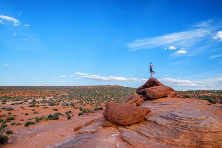 Persoon op rotsformatie bij Page in Arizona