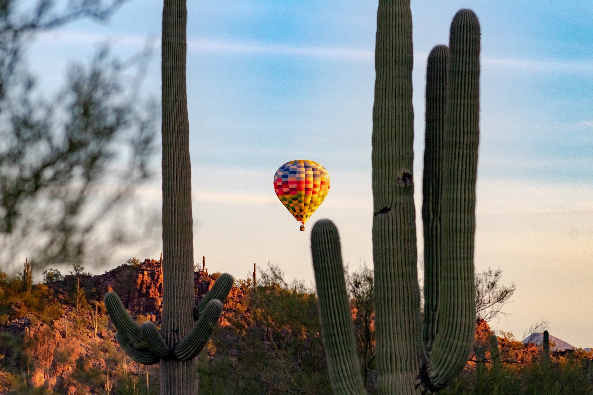 a.s.r. AHeteluchtballon boven Tucson in de Sonorawoestijn