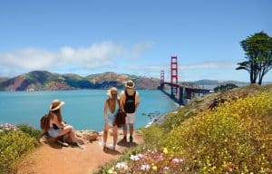 Uitzicht op de Golden Gate Bridge in San Francisco met reizigers