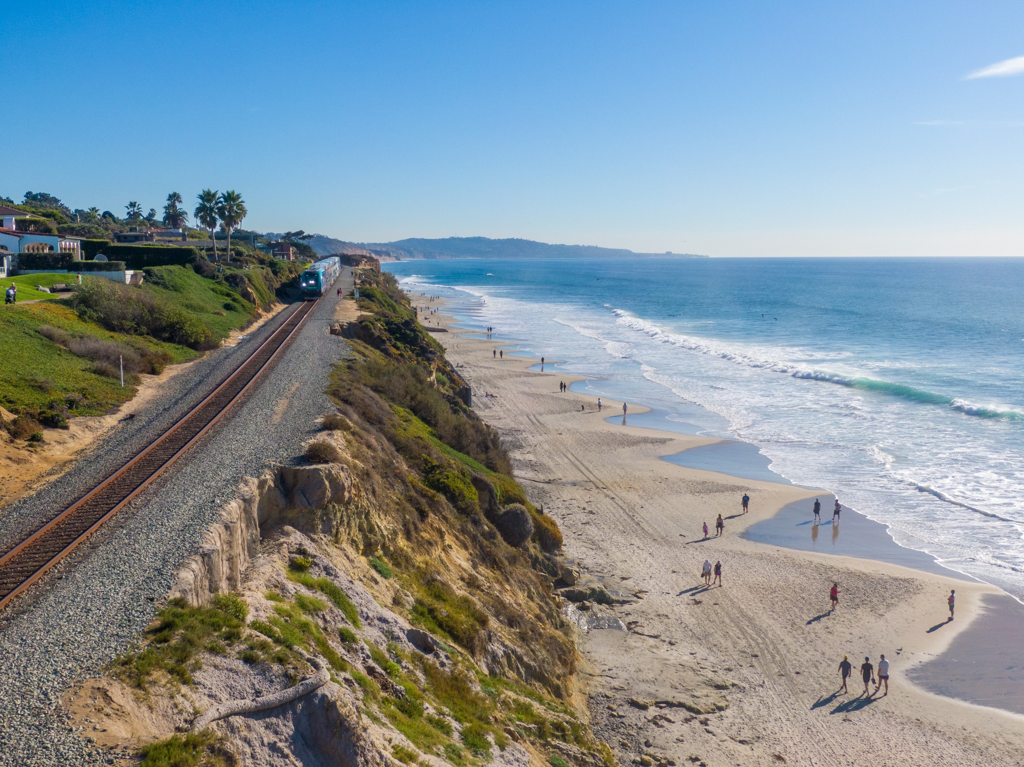 Amtrak trein langs het strand aan de Californische kust