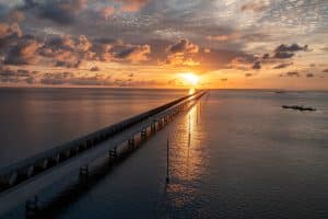 Seven Mile Bridge in de Florida Keys bij zonsopkomst