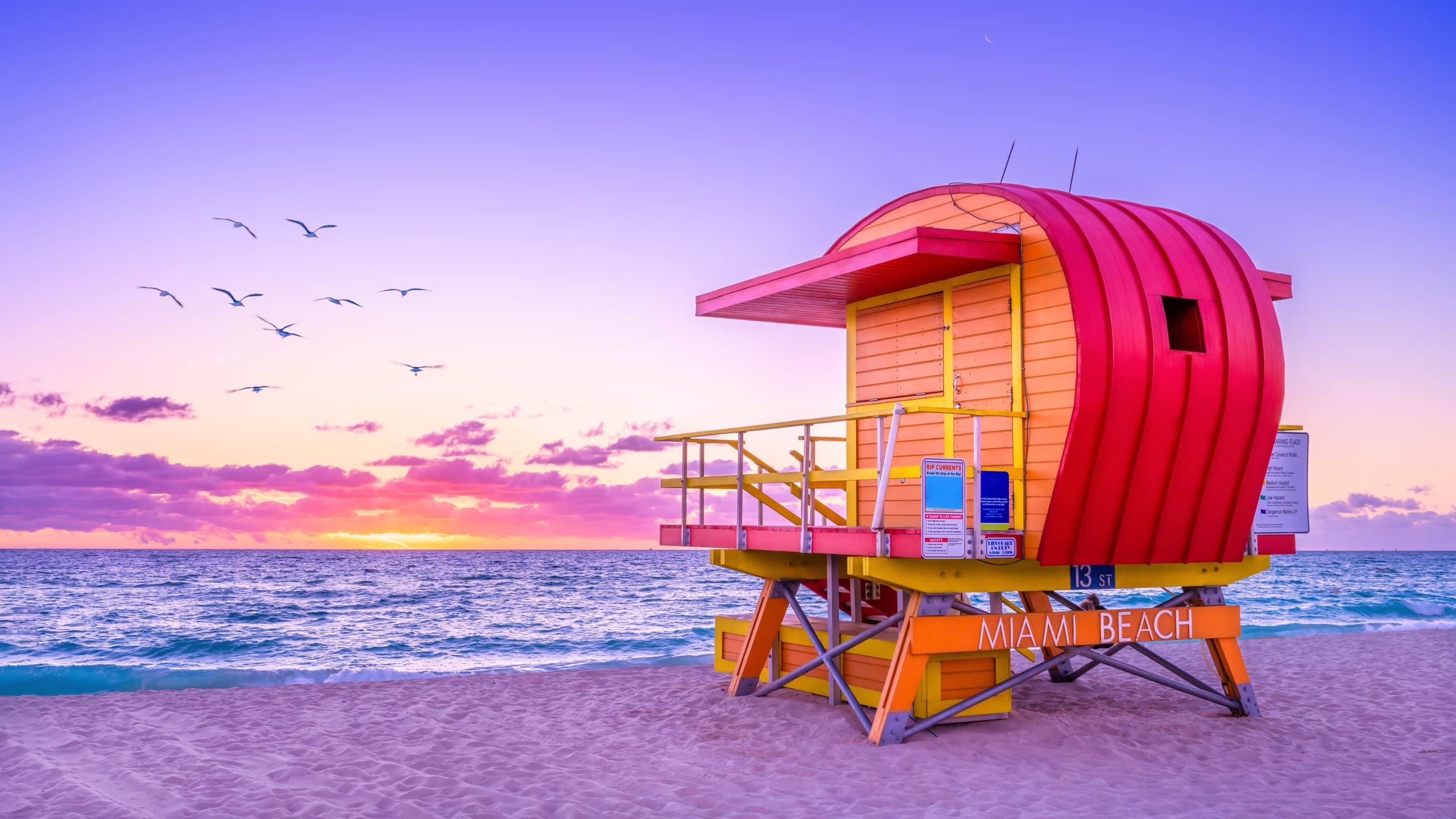 Lifeguardhouse op Miami Beach in Florida bij zonsopkomst