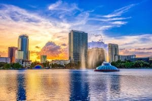 Coast to Coast - Orlando naar Los Angeles: Skyline van Orlando bij Lake Eola met fontein