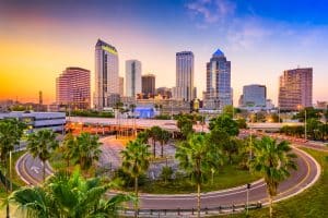 Skyline van Tampa in Florida bij zonsondergang
