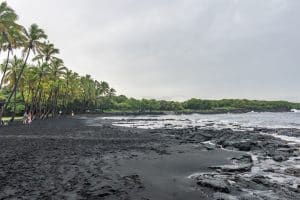 Zwart zandstrand Punaluʻu Beach op Big Island, Hawaii