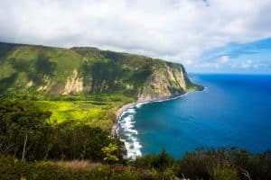 Waipiʻo Valley met kust en kliffen op Big Island, Hawaii