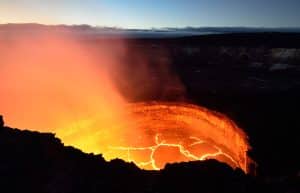 Actieve vulkaankrater met lava op Big Island Hawaï