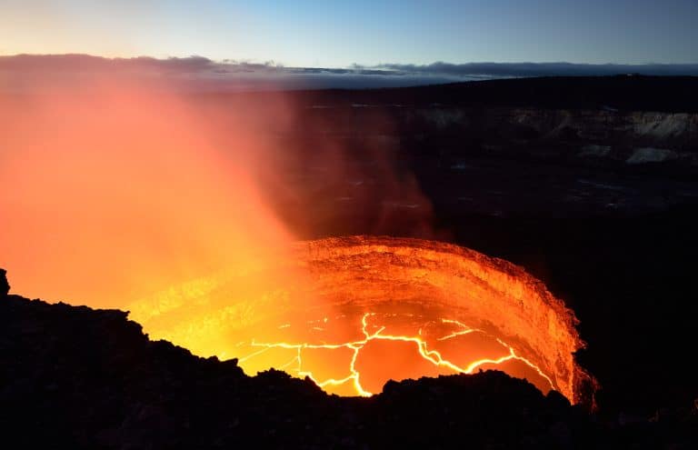 Actieve vulkaankrater met lava op Big Island Hawaï