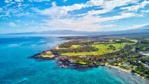 Kustlijn met golfbaan en resorts op Big Island, Hawaii