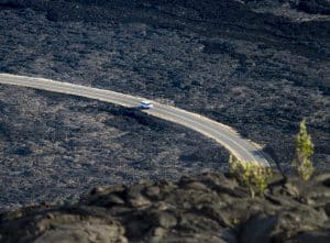 Weg door lavaveld langs Chain of Craters Road op Hawaii