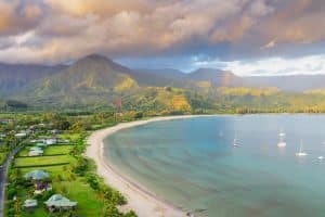 Hanalei Bay met strand en bergen op Kauai, Hawaii