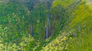 Watervallen in groene vallei op Maui, Hawaii