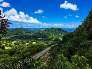 Uitzicht over groene bergen langs de Pali Highway op Oahu