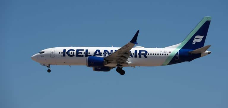 Icelandair vliegtuig in de lucht boven blauwe hemel