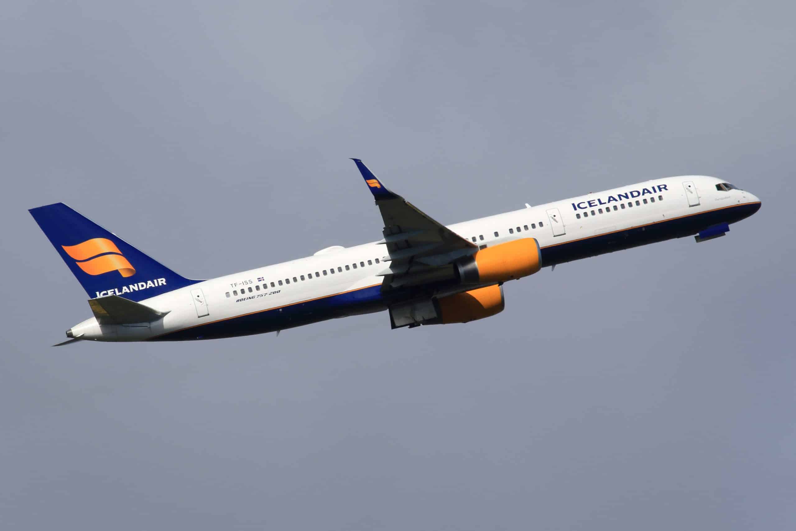 Icelandair vliegtuig in de lucht