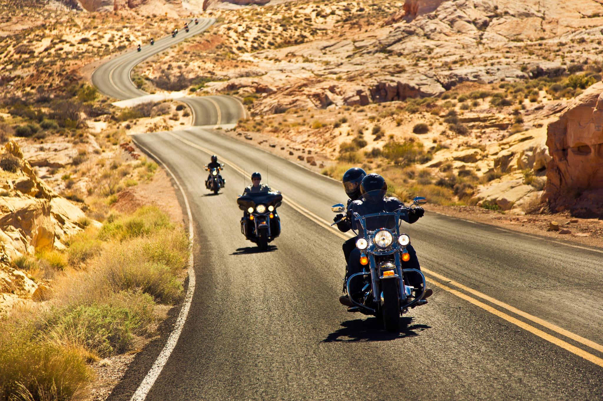 Motorrijders rijden door rotsgebied in Valley of Fire Nevada