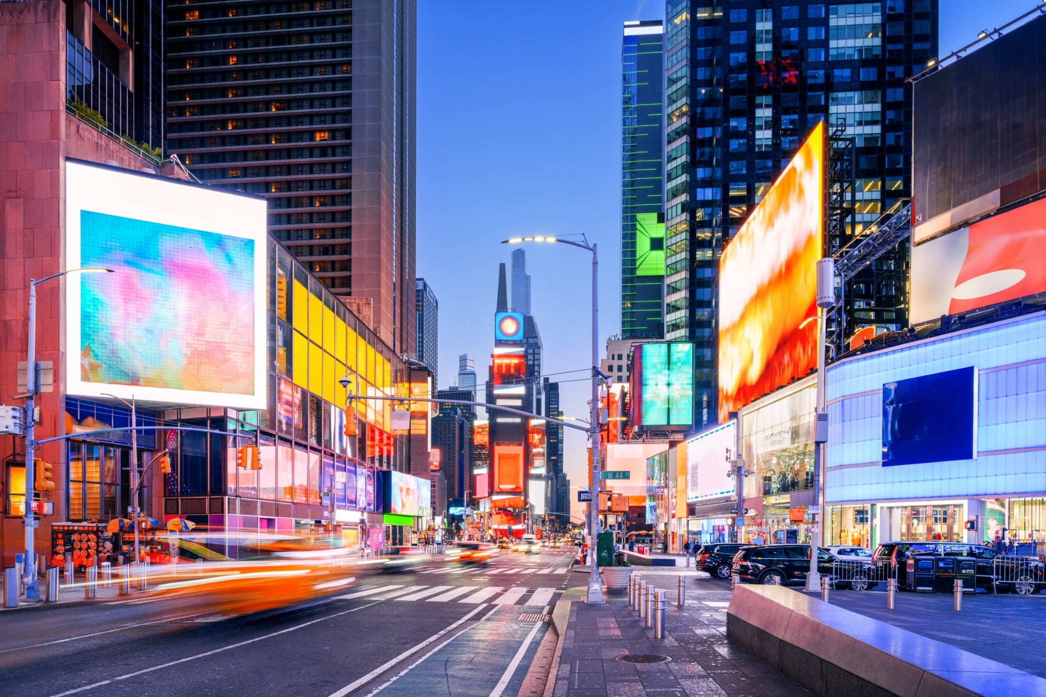 Scenic Northeast Times Square in New York City met verlichte billboards