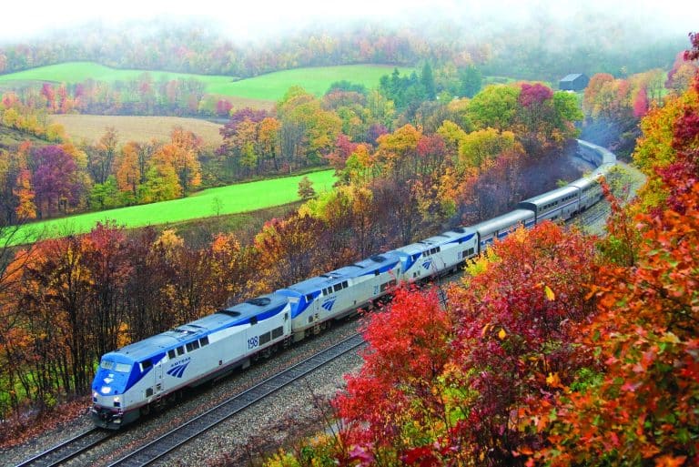 Amtrak trein in herfstlandschap in Hudson Valley New York