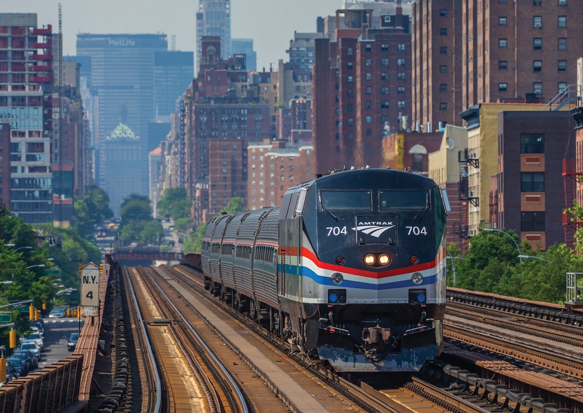 Amtrak trein op spoor in New York met skyline