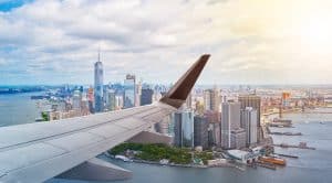 Luchtfoto van Manhattan in New York City met vliegtuigvleugel