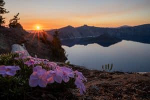 Kratermeer van Crater Lake National Park bij zonsopkomst