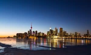 Skyline van Toronto in Ontario tijdens winterzonsondergang
