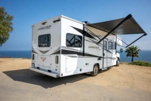 Exterieur Road Bear RV C26-28 achterzijde met luifel
