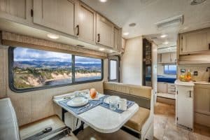 Interieur Road Bear RV C26-28 met eethoek en raam