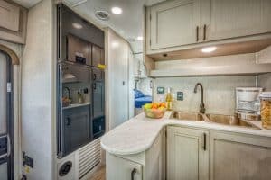 Interieur Road Bear RV C26-28 met keukenblok