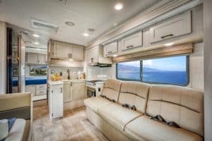Interieur Road Bear RV C26-28 met zithoek en keuken