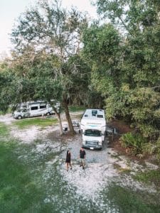 Road Bear RV op camping
