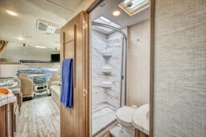 Douche en toilet in Road Bear C29-31 camper