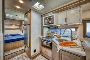 Interieur Road Bear C29-31 met keuken en bed