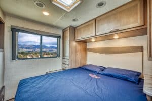 Vast bed in Road Bear C29-31 met raam