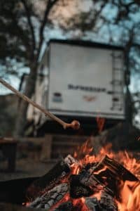Kampvuur bij Road Bear C29-31 camper