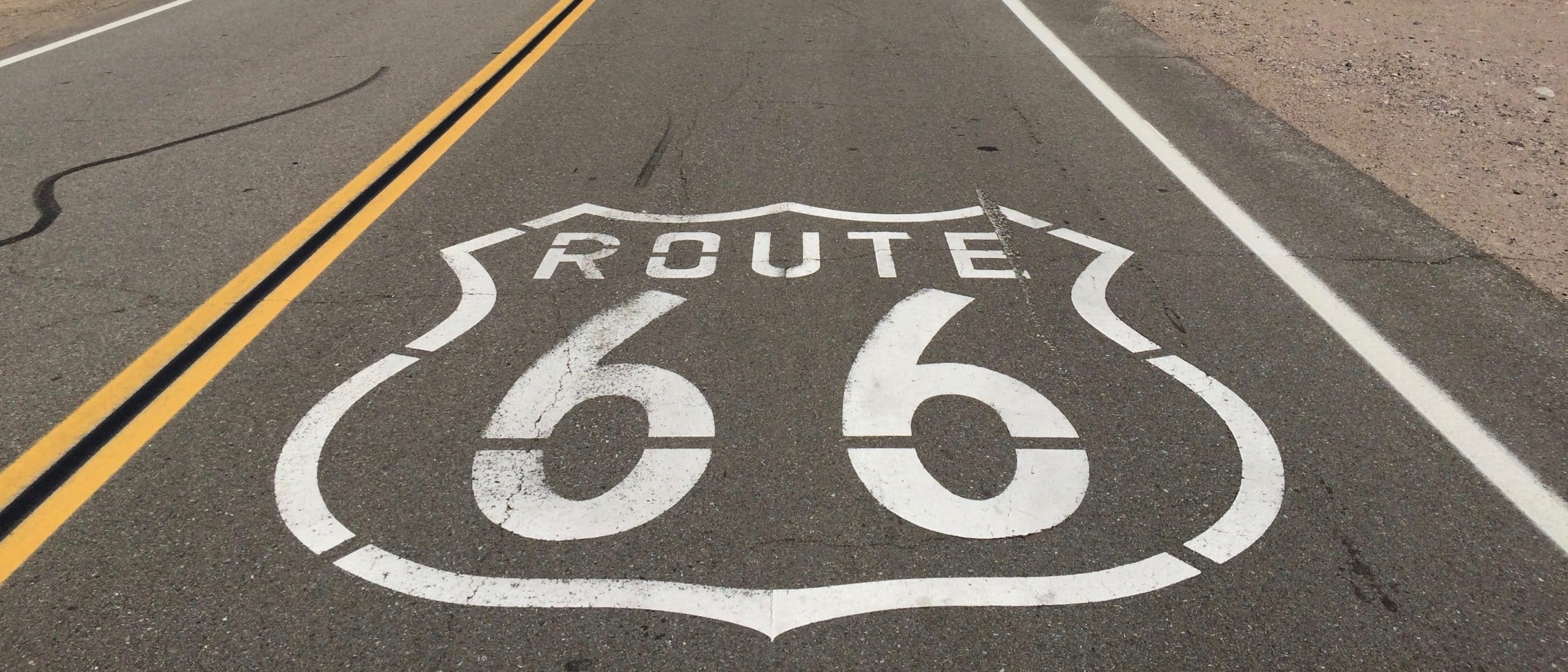 Route 66 wegmarkering op het asfalt van de weg