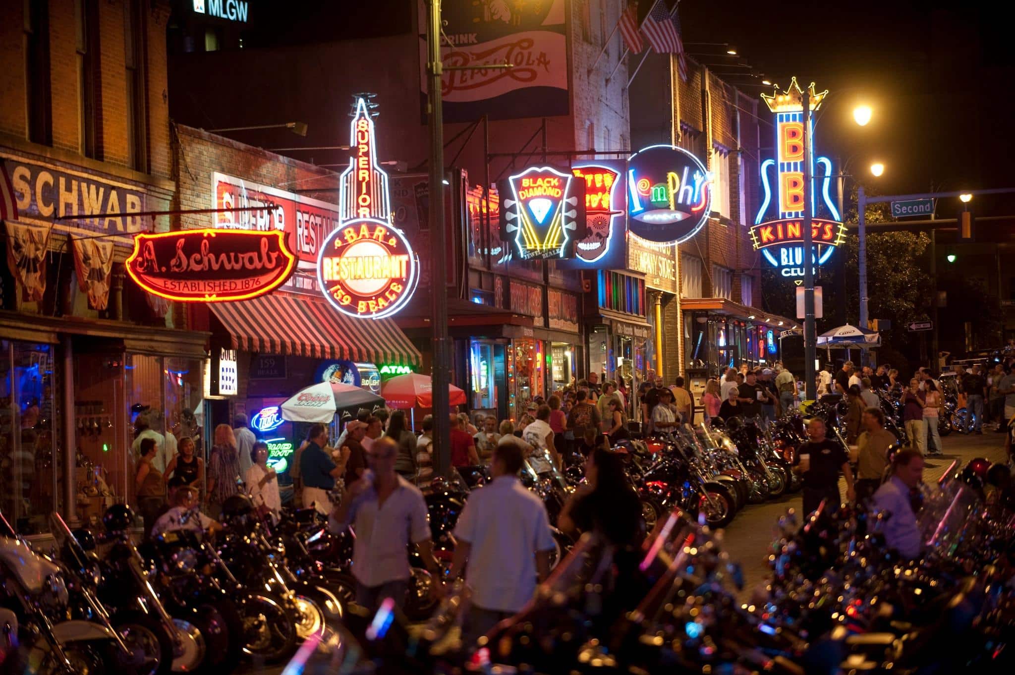 Motoren en bezoekers op Beale Street in Memphis Tennessee