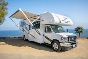 Road Bear C29-31 camper aan kust in West-Amerika