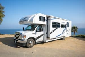 Road Bear C29-31 camper met slide-out aan kust West-Amerika
