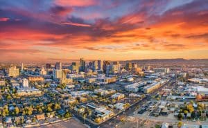 Skyline van Phoenix bij zonsondergang in Arizona