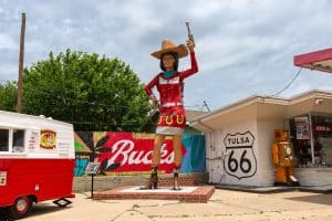 Route 66 standbeeld bij Buck Atom’s in Tulsa Oklahoma