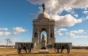 Pennsylvania Memorial in Gettysburg met kanonnen op het veld